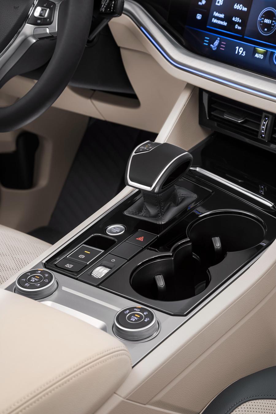 Детали интерьера Volkswagen Touareg V6 TDI Elegance 2018 года  (WW) (фото 20 из 46)